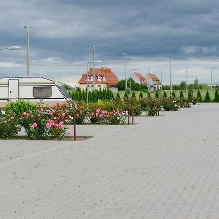 Hotel Rozsa Csarda Bungalow & Caravan Park Гедьєшгалом Екстер'єр фото