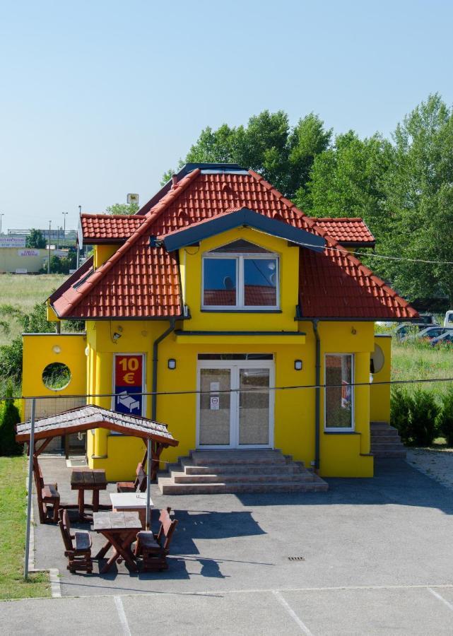 Hotel Rozsa Csarda Bungalow & Caravan Park Гедьєшгалом Екстер'єр фото